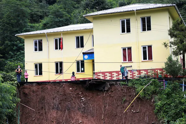 1628603568876.jpg Rize'de heyelan: İlkokulun bahçesi çöktü - 1