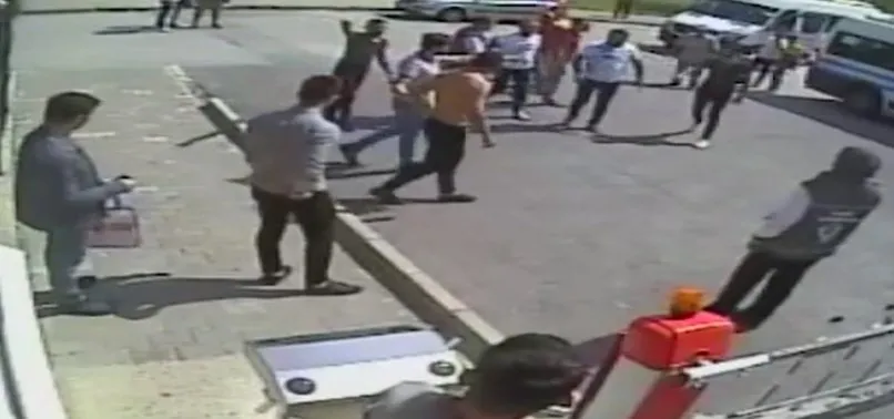 Minibüsçüler ve öğrencilerin ücret kavgası kamerada