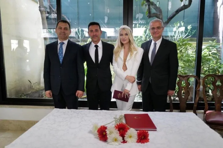 Ünlü şarkıcı Mustafa Sandal ve Melis Sütşurup, İtalya’nın başkenti Roma’da evlendi