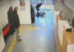 Fatih'teki banka soygunu kamerada: Güvenliğin belindeki silahı bir anda aldı