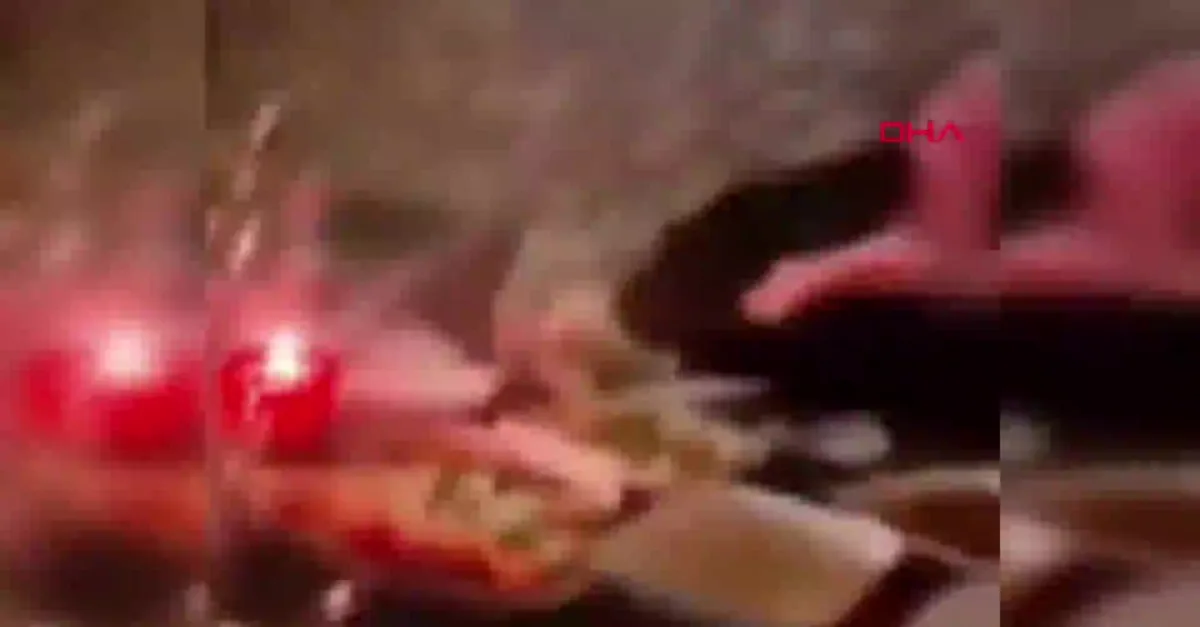 Skandal görüntüler! TL'yi ateşe verip sigara yaktılar!