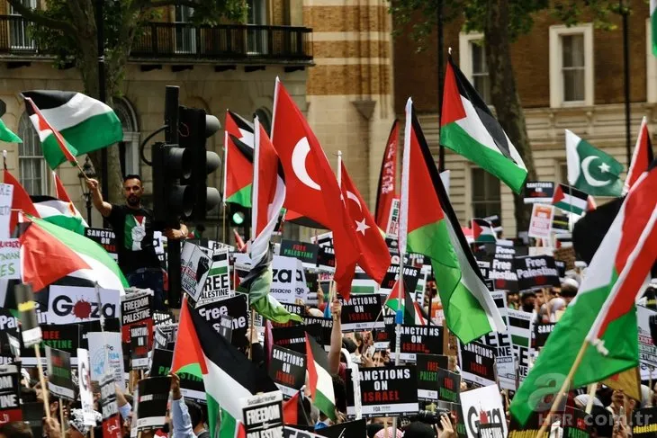 Londra'da dikkat çeken Filistin gösterisi | Türk bayrakları...