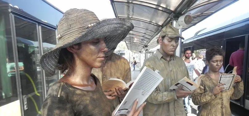 Heykel adamların 'Kitap Okuma' duruşu