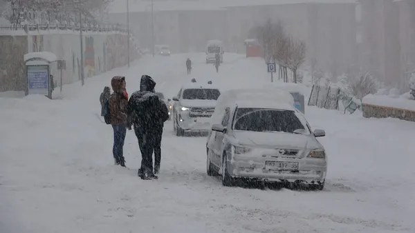 Van'da kar yağışı şehri ele geçirdi! Uçaklar rötar yaptı 56 yerleşim yerinin yollar kapandı - 4