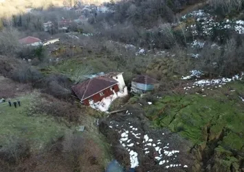 Heyelan dehşeti! Evleri sürükledi yol gölete döndü