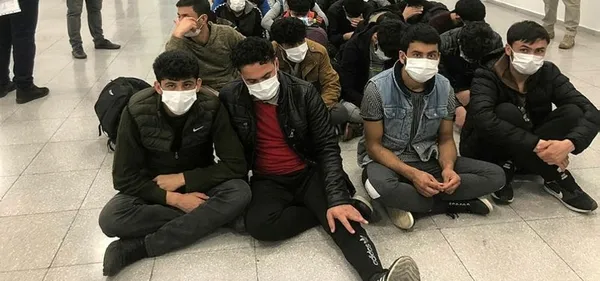 bakanlik-duyurdu-son-bir-haftada-4-bin-320-gocmen-sinir-disi-edildi-1671907118722.jpg Bakanlık duyurdu: Son bir haftada 4 bin 320 göçmen sınır dışı edildi toplam sayı 119 bini aştı - 3