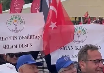 CHP'nin mitinginde teröre skandal destek! Özgür Özel'in konuşması sırasında terör tutuklusu Selahattin Demirtaş ve Osman Kavala için "selam olsun" pankartı açıldı