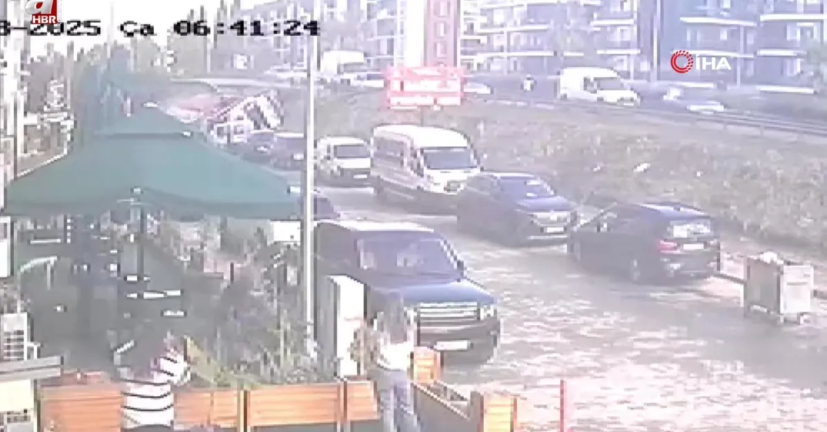 Tır yan yola uçtu, 2 aracı ezdi
