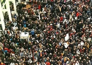 İstanbul Havalimanı'nda duygulandıran görüntü! Birbirleriyle yarıştılar: Binlerce gönüllü depremzedelere yardım için akın etti