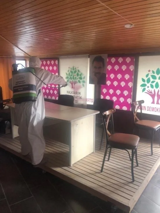 HDP binasına terör operasyonu! PKK elebaşı Öcalan’ın posterleri tek tek indirildi