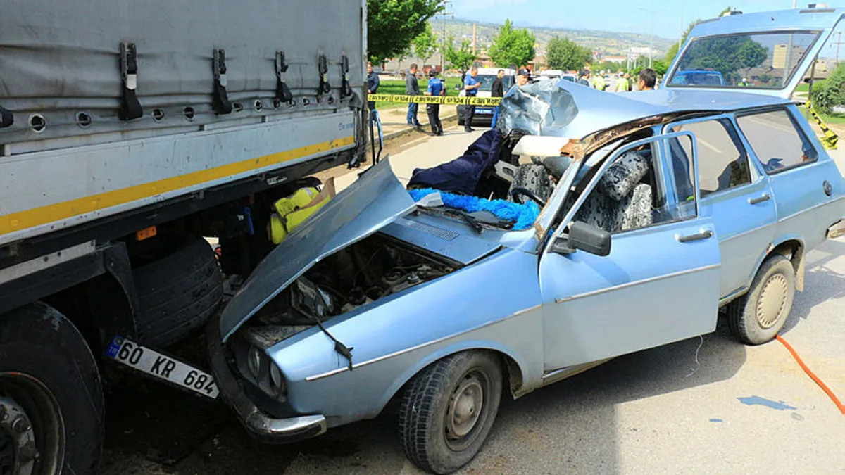 Otomobil park halindeki TIR'a çarptı: 1 ölü