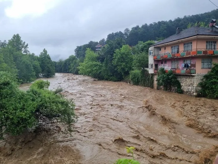 Sağanak yağış Düzce’de hayatı felç etti! Batı Karadeniz’de sel ve heyelan tehlikesi