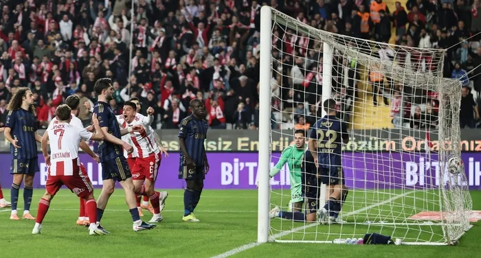 kanarya-deplasmanda-kan-kaybetti-fenerbahce-ve-antalyaspor-puanlari-paylasti-1772392067193.jpg Kanarya deplasmanda kan kaybetti! Fenerbahçe ve Antalyaspor puanları paylaştı - 2