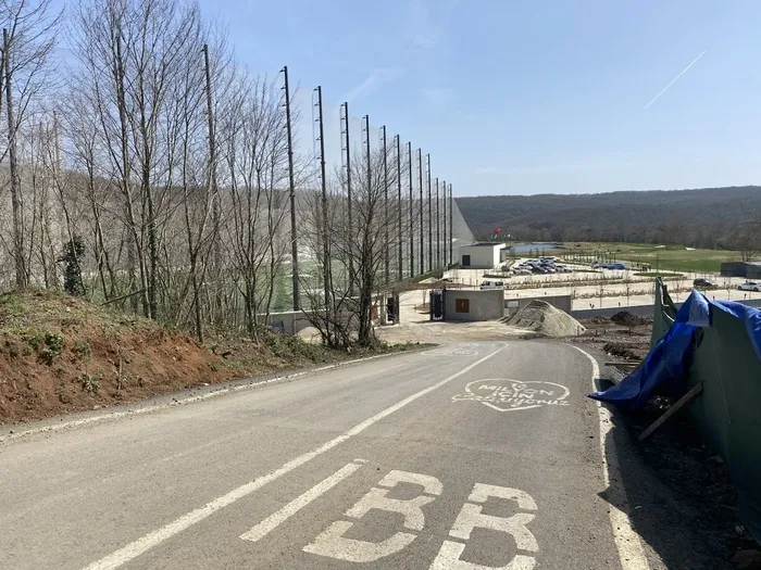 Hastane yoluna asfalt dökmeyen İmamoğlu Koç ailesinin golf sahası için özel yol yaptı - 3