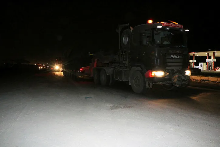 Tank ve zırhlı araçlar Suriye sınırına gönderildi - 1