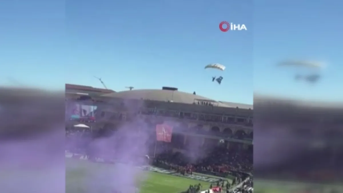 ABD'de korku dolu anlar: Paraşütçü maç öncesi tribüne çakıldı
