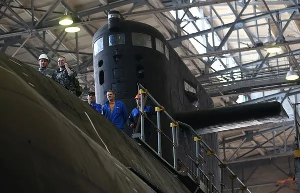 Rus ordusu hayalet denizaltı 677 proje Kronstadt’ı suya indirdi