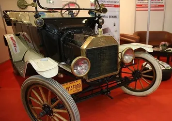 Otoshow Fuarı'nın gözdesi asırlık otomobil oldu