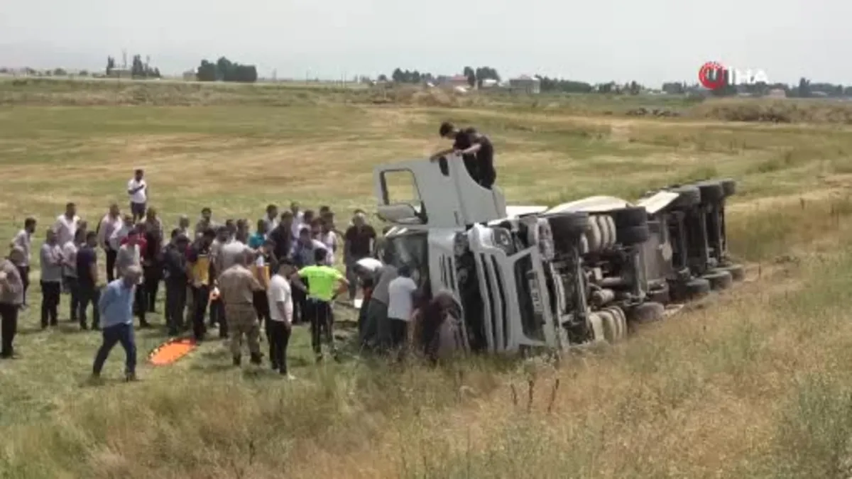 Muş'ta çimento aracı kaza yaptı: 1 yaralı