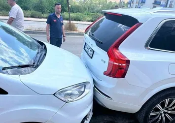Gevaş'ta zincirleme kaza: 1 yaralı