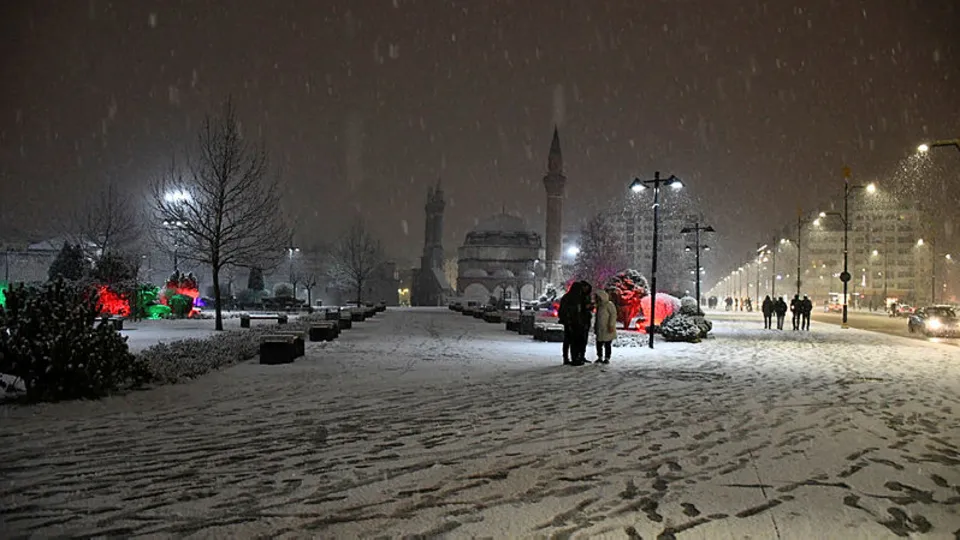 Sivas'ta kar sevinci! Halk meydanlara akın etti