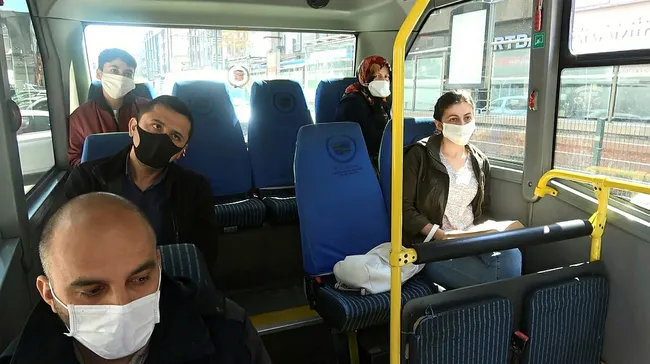 İstanbul’da coronavirüs yasaklarına uymayan minibüs şoförü ceza yememek için polisi ikna etmeye çalıştı - 1