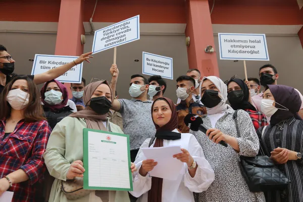 Öğrencilerin hayatıyla oynadı! Liseli gençlerden Kemal Kılıçdaroğlu’na 1 TL’lik dava!