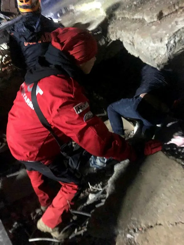 1676267675626.jpg Asrın felaketinde dayanışma örneği! Yaralı yüreklerin insanlık koşusu - 5