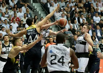 Fenerbahçe seride farkı 3'e çıkardı