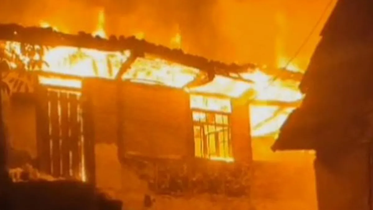 Manisa'daki metruk binada yangın: Kullanılamaz hale geldi