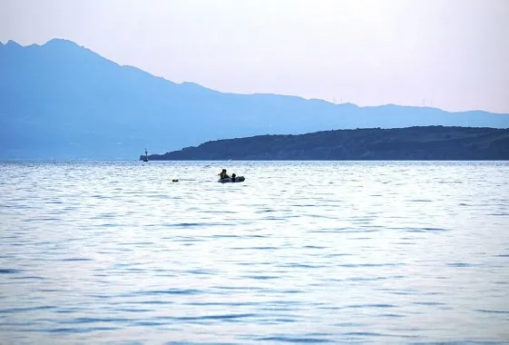 Muğla’da inanılmaz olay! Yasağa uymayıp, lastik botla denize açıldılar - 1
