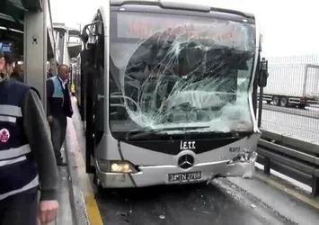 Haramidere'de korku dolu olay! İki metrobüs çarpıştı