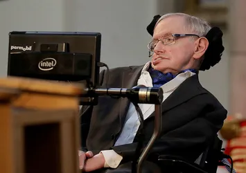 Stephen Hawking hayatını kaybetti!