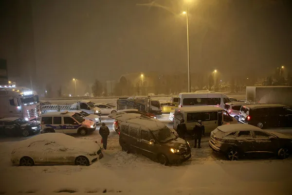 İstanbul’da kar esareti: Yollar trafiğe açıldı uçuşlar başladı! | Dakika dakika gelişmeler...