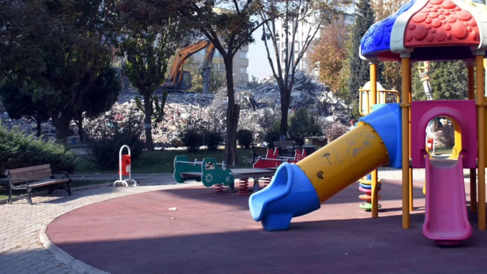 Depremin yıktığı İzmir sessizliğe büründü! Herkes terk etti