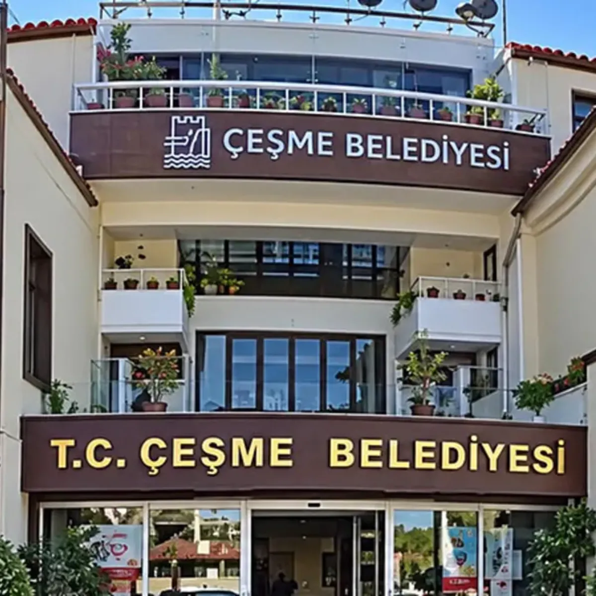 Çeşme Belediyesi'nde rüşvet ve evrak imha operasyonu: 10 kişi tutuklandı