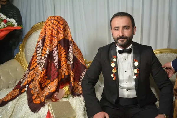 asiret-dugununde-izdiham-geline-35-kilo-altin-damada-4-milyon-tl-takildi-1665384111990.jpg Aşiret düğününde izdiham! Geline 3,5 kilo altın, damada 4 milyon TL takıldı - 6