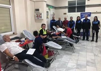 Polisler kan bağışladı
