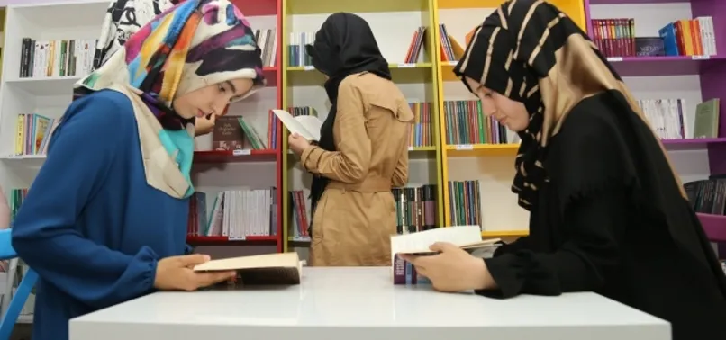 Bu kafede kitap okuyana içecek bedava