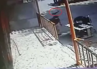 Son dakika: İstanbul Sultangazi'de dehşet anları kamerada! Başına caraskal düşen adam hayatını kaybetti