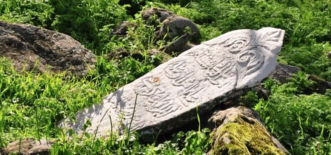 Manisa’da tarihi mezarlıkta defineci tahribatı