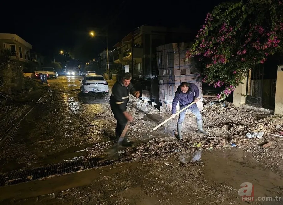 Ege'de sağanak yağış hayatı felç etti: Cadde ve sokaklar göle döndü 7