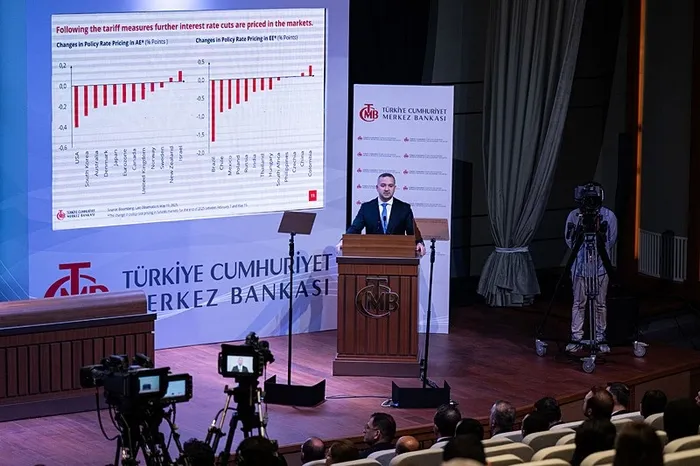 2025in-2-enflasyon-raporu-merkez-bankasindan-2025-ve-2026-enflasyonu-icin-flas-tahmin-1747904045843.jpeg Merkez Bankası Başkanı Fatih Karahan, dezenflasyon sürecinin sürdüğünü söyledi. (AA)
