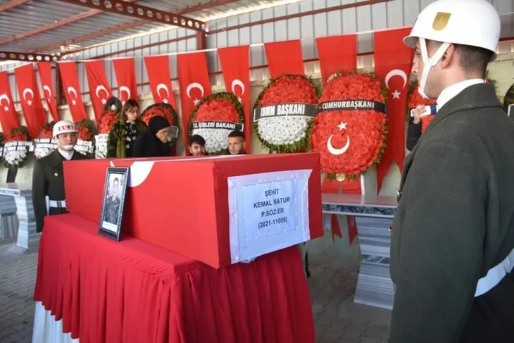 Türkiye şehitlerini uğurluyor! Tabutunun başında gözyaşları sel oldu | Bu acıya yürek dayanmaz