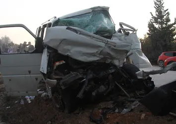 Kamyon ile minibüs kafa kafaya çarpıştı
