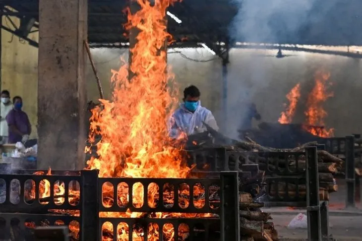 Son dakika | Hindistan’da insanlık dramı! Ölüleri yakıyorlar! Dumanlar gökyüzünü sardı