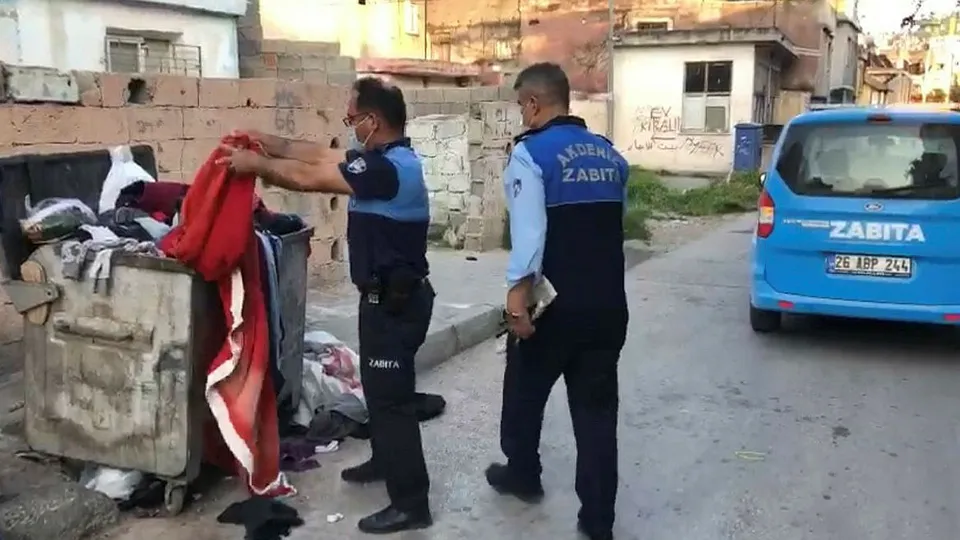 Çöpe atılan Türk bayrağını zabıta çıkardı! İşte yüreklere dokunan o görüntüler