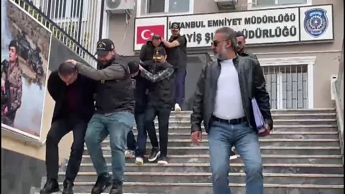 akillara-durgunluk-veren-hirsizlik-savunmalari-pes-dedirtti-saka-yapacaktik-1741939661216.jpeg Yakalanan soyguncular emniyette kendilerini ʺŞaka yapacaktık.ʺ diyerek savundu. (DHA)