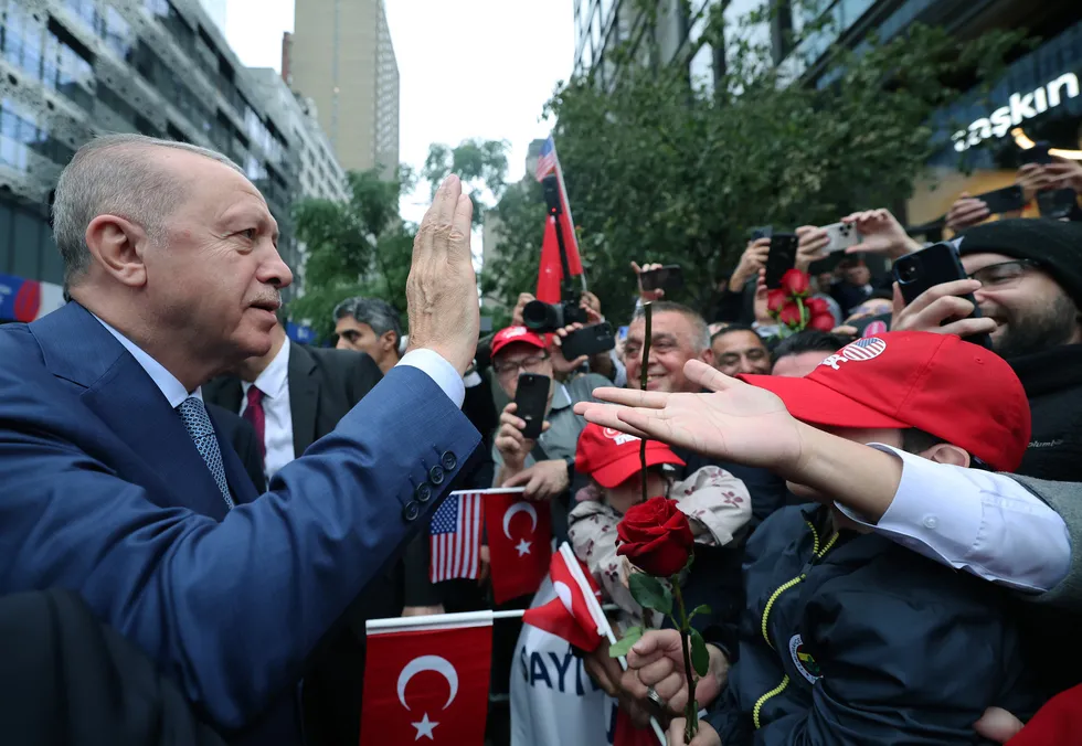 baskan-erdogan-bm-reformu-icin-net-mesaj-verdi-guvenlik-konseyindeki-veto-imtiyazi-kaldirilmali-1790053120207.jpg Başkan Erdoğan, BM 81. Genel Kurulu ve temasları için bulunduğu New York'taki Türkevi'ne geldi, vatandaşlarla selamlaştı. (AA)