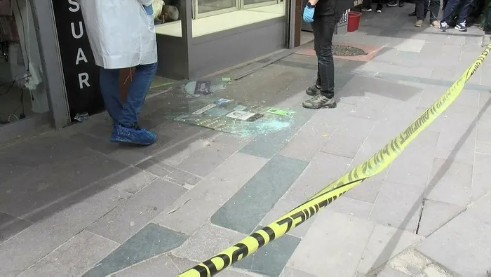 istanbul-kucukcekmecede-kuyumcu-soygunu-3-soyguncudan-biri-yaralandi-ekipler-bolgede-1713953474670.jpeg İstanbul Küçükçekmece'de kuyumcu soygunu! 3 soyguncudan biri yaralandı! Ekipler bölgede - 2